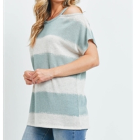 🆕 Shoulder cut out striped shirt - Picture 2 of 4